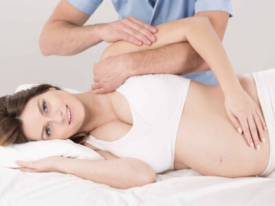 Manipulation ostéopathique sur femme enceinte